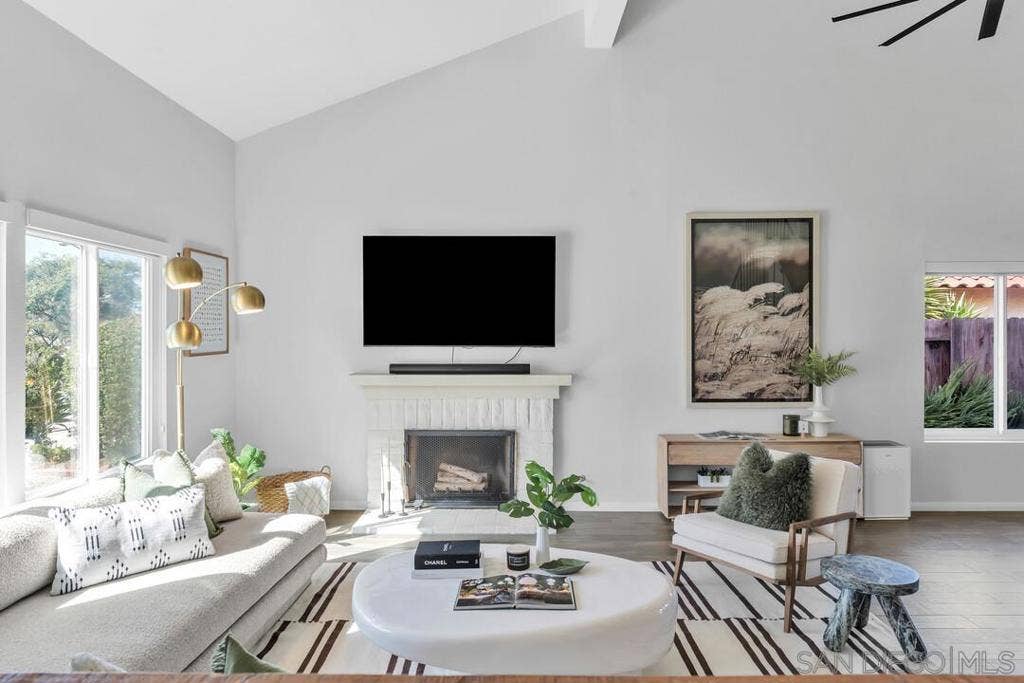 377 N Willowspring Drive, Encinitas, CA 92024 Living Room