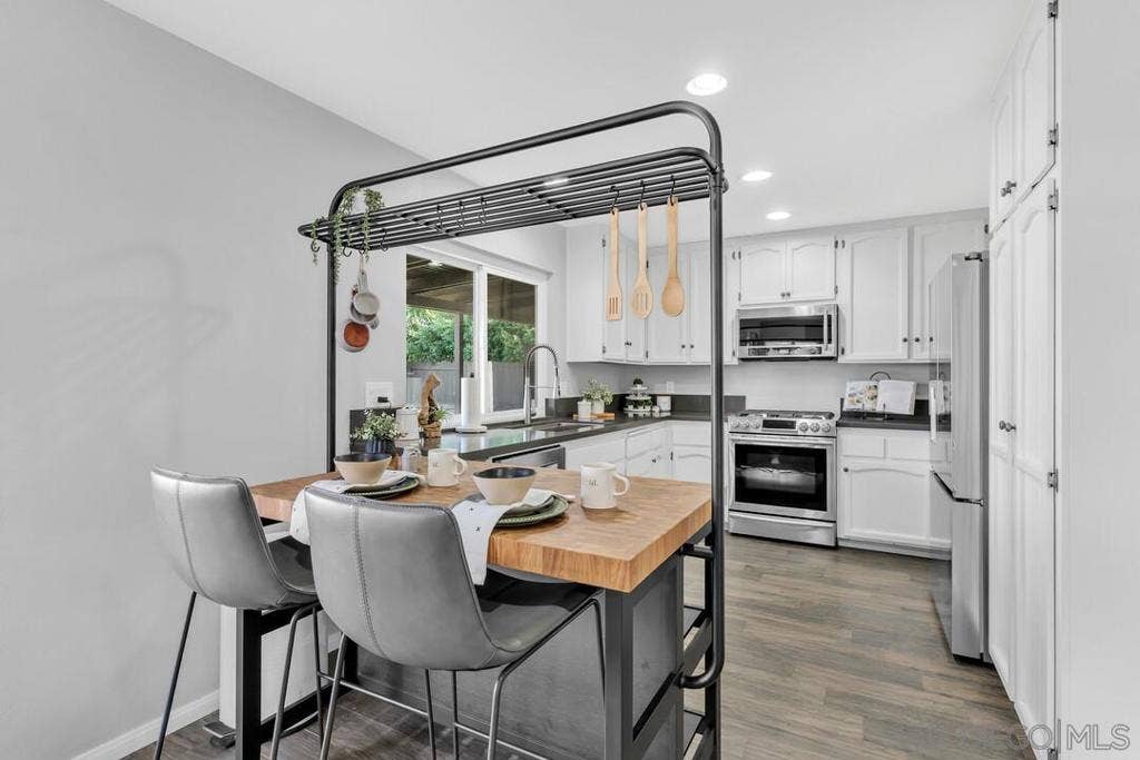 377 N Willowspring Drive, Encinitas, CA 92024 Kitchen