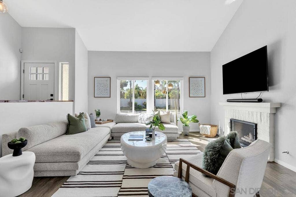 377 N Willowspring Drive, Encinitas, CA 92024 Living Room