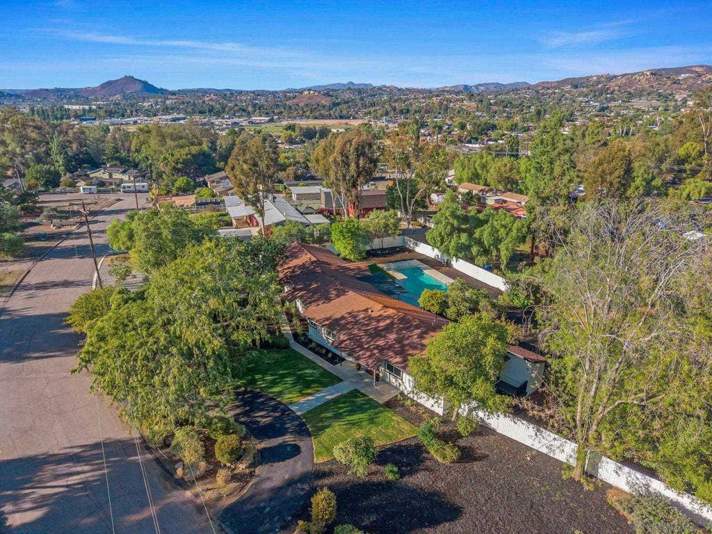 2004 Shire Drive, El Cajon, CA 92019 2004 Shire Drive, El Cajon, CA 92019