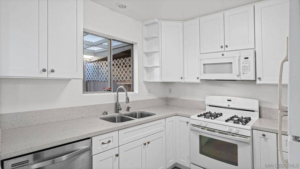 5750 Amaya Dr, #33, La Mesa, CA 91942 5750 Amaya Dr, #33, La Mesa, CA 91942