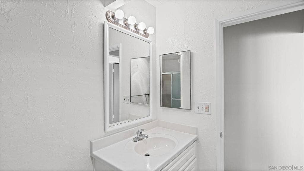 5750 Amaya Dr, #33, La Mesa, CA 91942 5750 Amaya Dr, #33, La Mesa, CA 91942