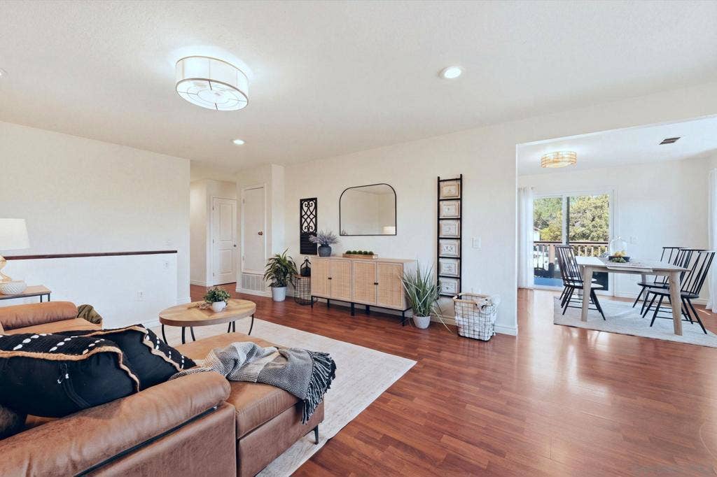 644 Lado De Loma, Vista, CA 92083 644 Lado De Loma, Vista, CA 92083