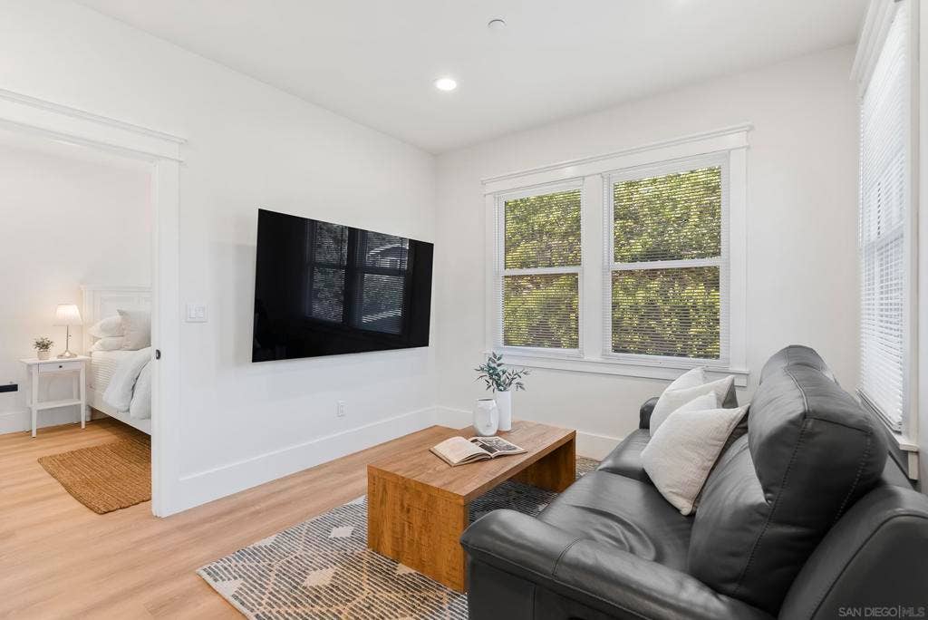 2124 Hickory, San Diego, CA 92103 Guest/Maid
