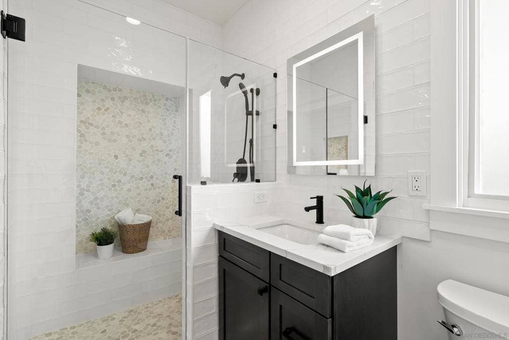 2124 Hickory, San Diego, CA 92103 Guest house bath
