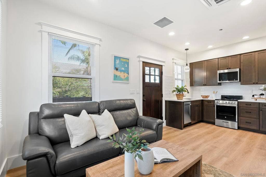 2124 Hickory, San Diego, CA 92103 Guest/Maid