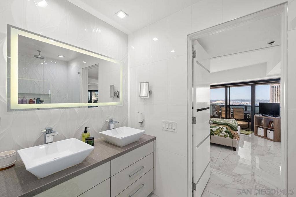 200 Harbor Drive, #3003, San Diego, CA 92101 200 Harbor Drive, #3003, San Diego, CA 92101