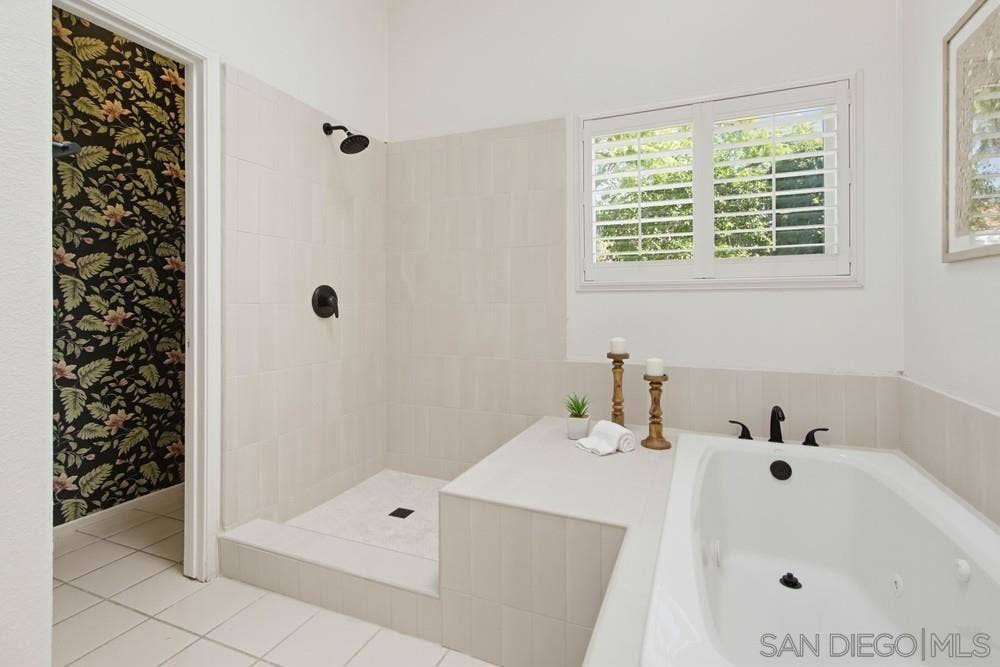 4105 Pindar Way, Oceanside, CA 92056 Glass enclosure is on order