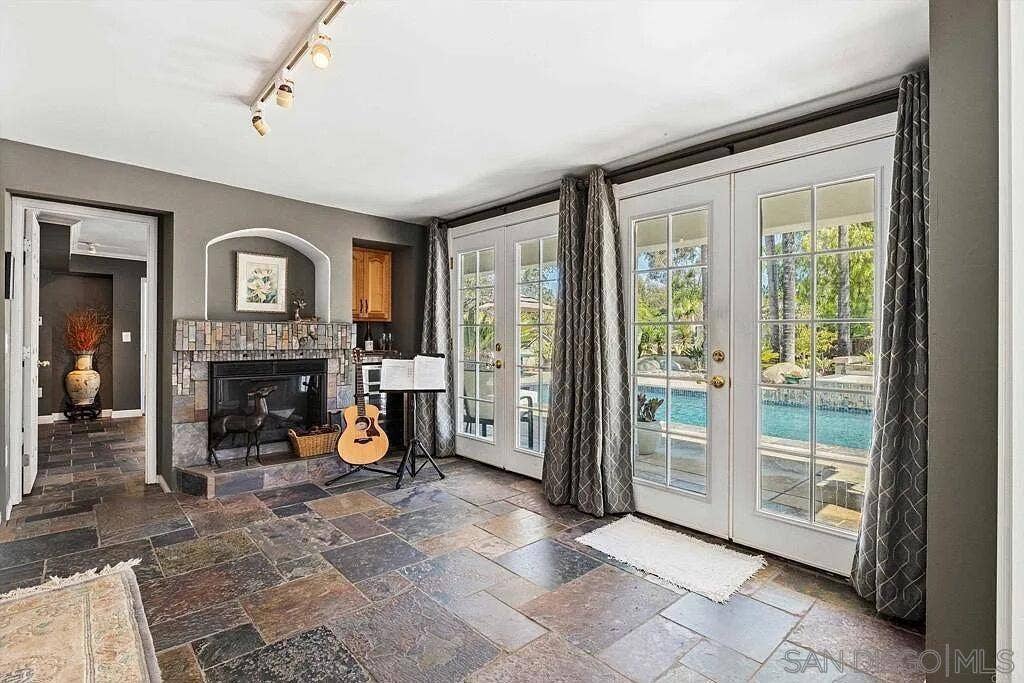 1556 VIA RANCHO PKWY, Escondido, CA 92029 1556 VIA RANCHO PKWY, Escondido, CA 92029