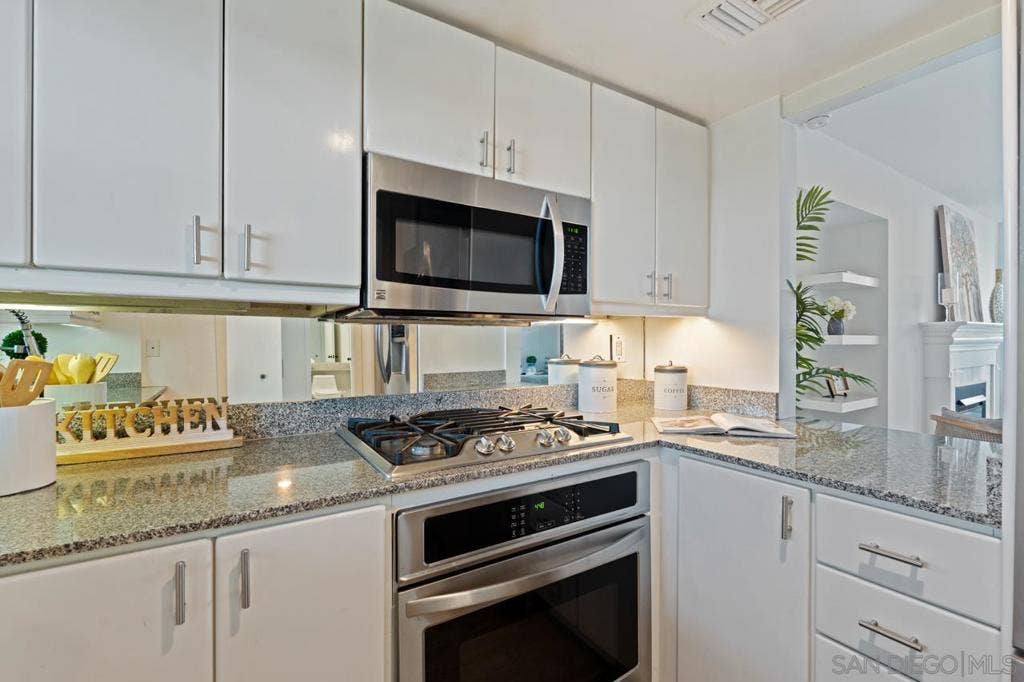 500 W Harbor Dr., #624, San Diego, CA 92101 Kitchen