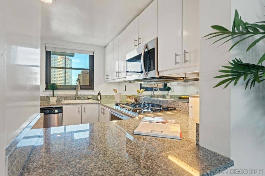 500 W Harbor Dr., #624, San Diego, CA 92101 Kitchen