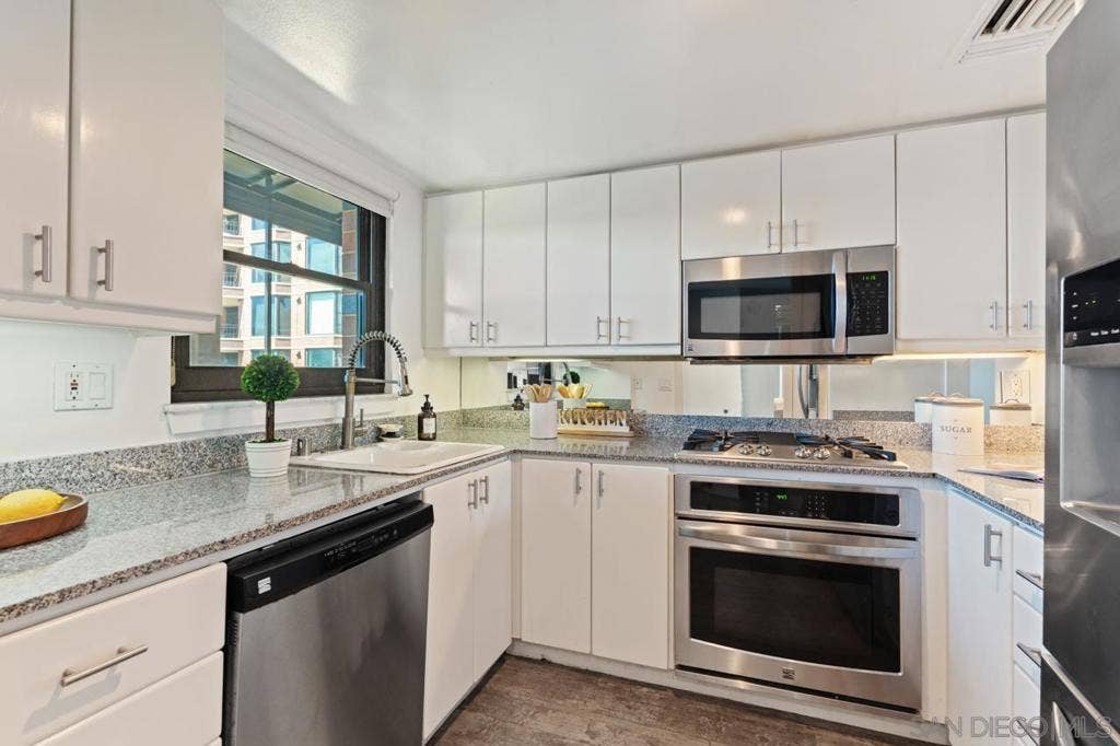 500 W Harbor Dr., #624, San Diego, CA 92101 Kitchen