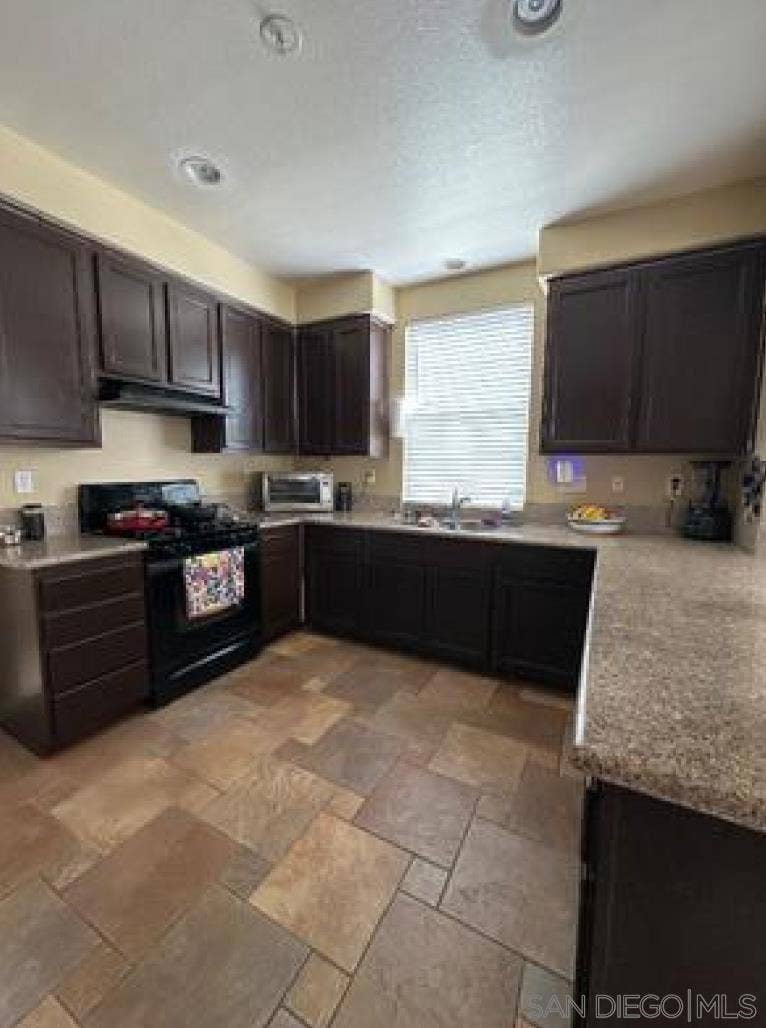 2013 Caminito De La Cruz, Chula Vista, CA 91913 Kitchen