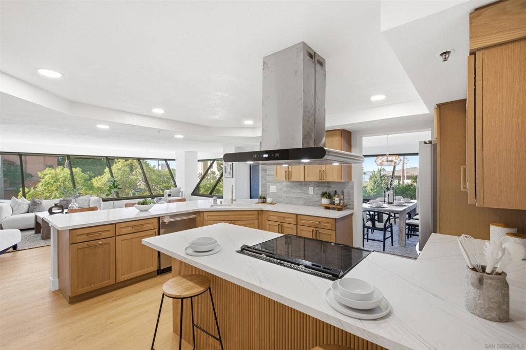 230 W Laurel, #204, San Diego, CA 92101 230 W Laurel, #204, San Diego, CA 92101