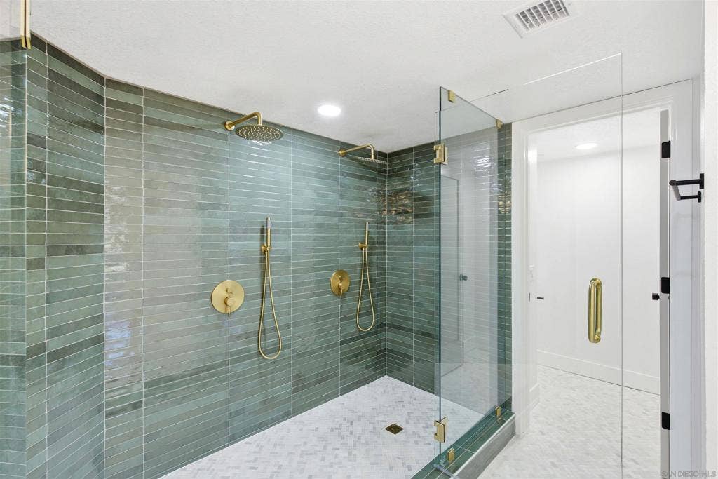 230 W Laurel, #204, San Diego, CA 92101 230 W Laurel, #204, San Diego, CA 92101