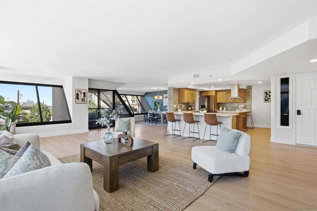 230 W Laurel, #204, San Diego, CA 92101 230 W Laurel, #204, San Diego, CA 92101