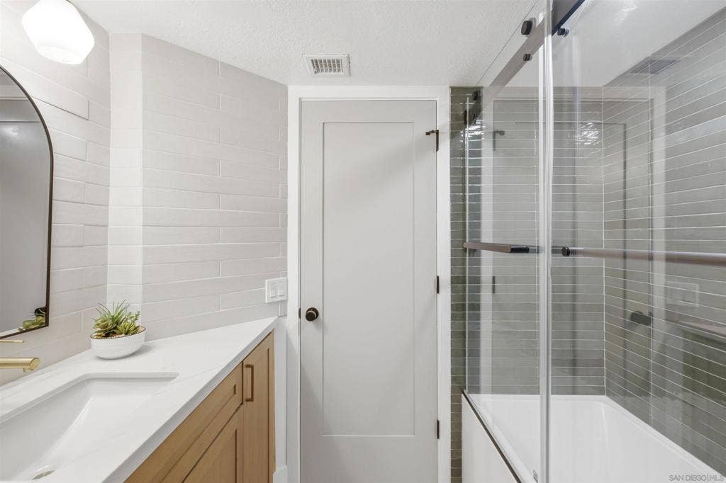230 W Laurel, #204, San Diego, CA 92101 230 W Laurel, #204, San Diego, CA 92101