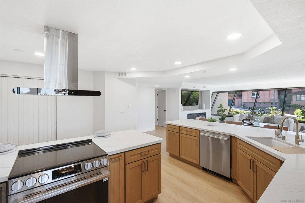 230 W Laurel, #204, San Diego, CA 92101 230 W Laurel, #204, San Diego, CA 92101