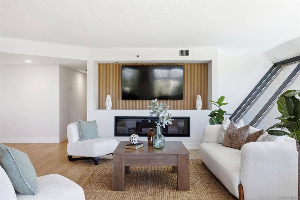 230 W Laurel, #204, San Diego, CA 92101 230 W Laurel, #204, San Diego, CA 92101