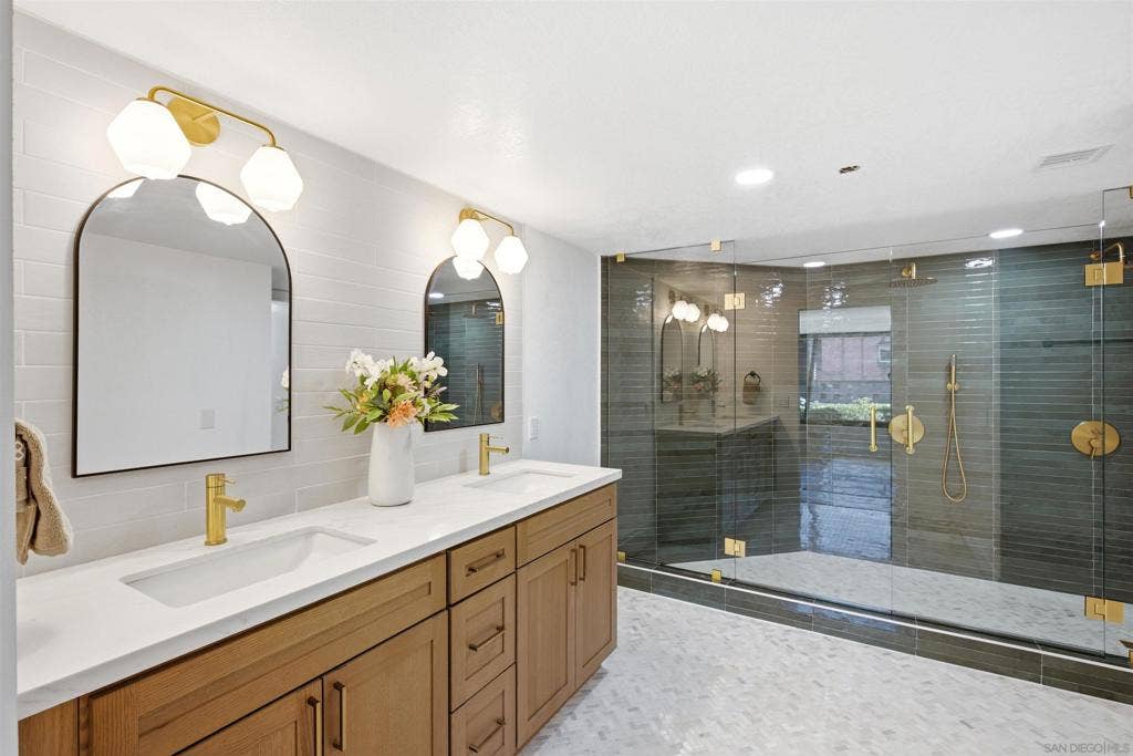 230 W Laurel, #204, San Diego, CA 92101 230 W Laurel, #204, San Diego, CA 92101
