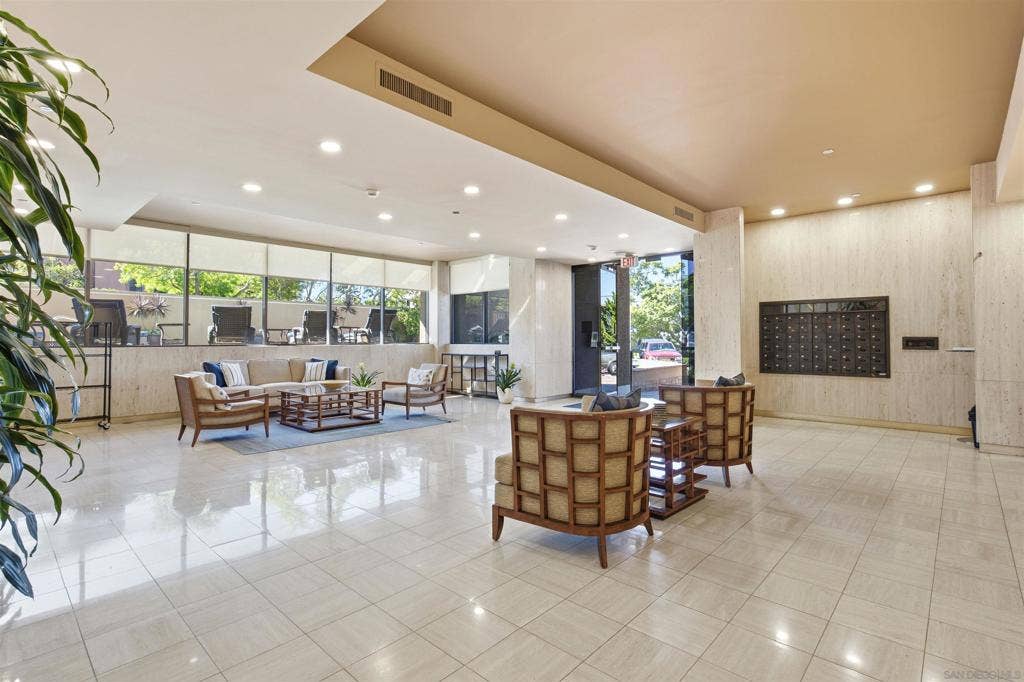 230 W Laurel, #204, San Diego, CA 92101 230 W Laurel, #204, San Diego, CA 92101