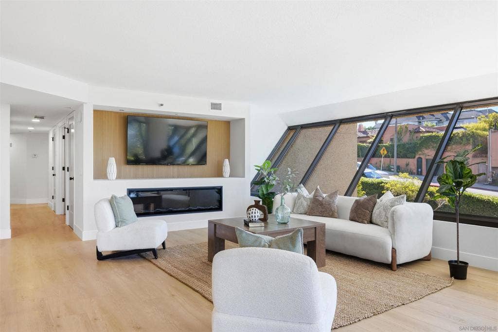 230 W Laurel, #204, San Diego, CA 92101 230 W Laurel, #204, San Diego, CA 92101