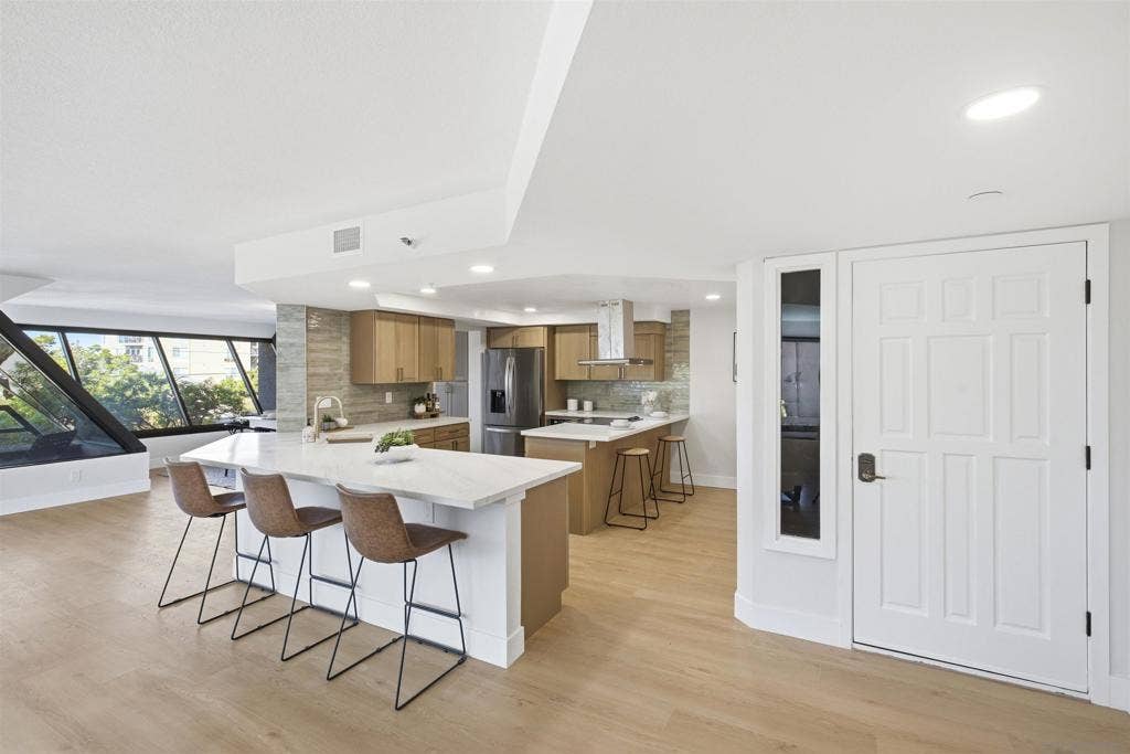 230 W Laurel, #204, San Diego, CA 92101 230 W Laurel, #204, San Diego, CA 92101