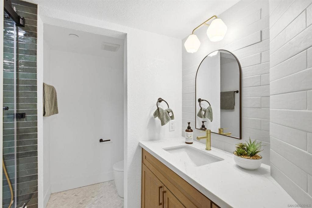 230 W Laurel, #204, San Diego, CA 92101 230 W Laurel, #204, San Diego, CA 92101