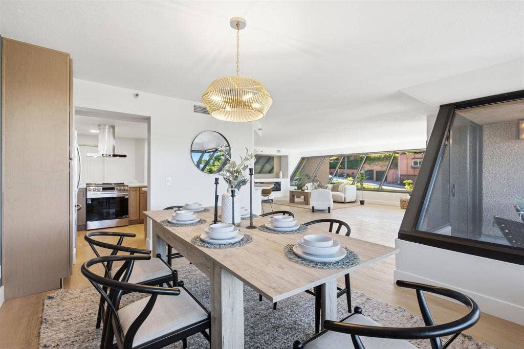 230 W Laurel, #204, San Diego, CA 92101 230 W Laurel, #204, San Diego, CA 92101