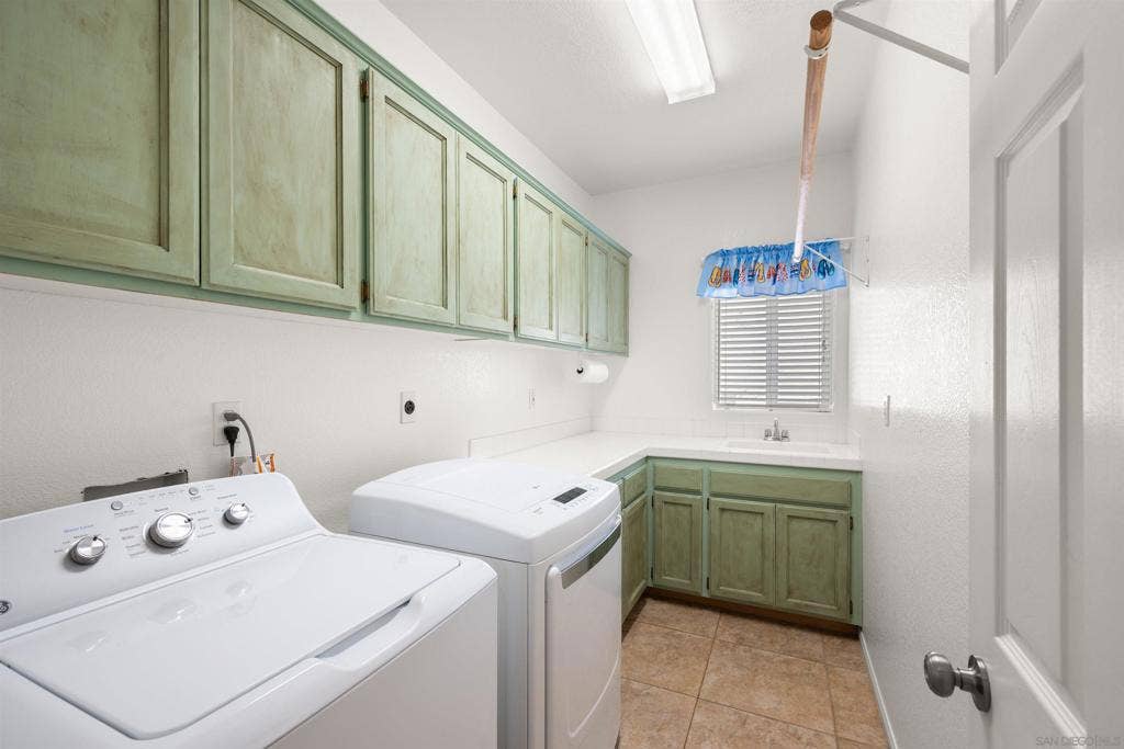 13654 Summer Glen Vista, El Cajon, CA 92021 Laundry