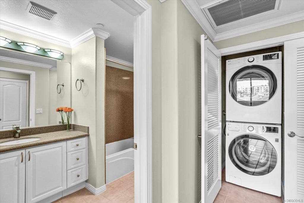 8233 Station Village Ln, #2414, San Diego, CA 92108 Laundry