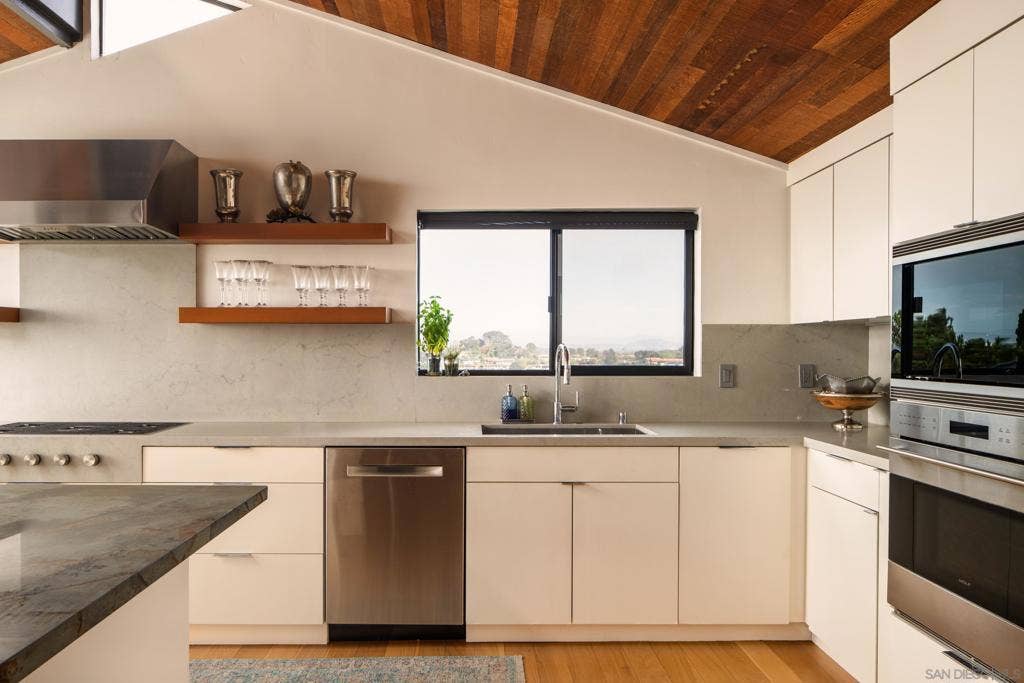 2551 Via Viesta, La Jolla, CA 92037 2551 Via Viesta, La Jolla, CA 92037