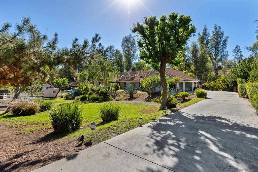 25790 Forest Dr, Escondido, CA 92026