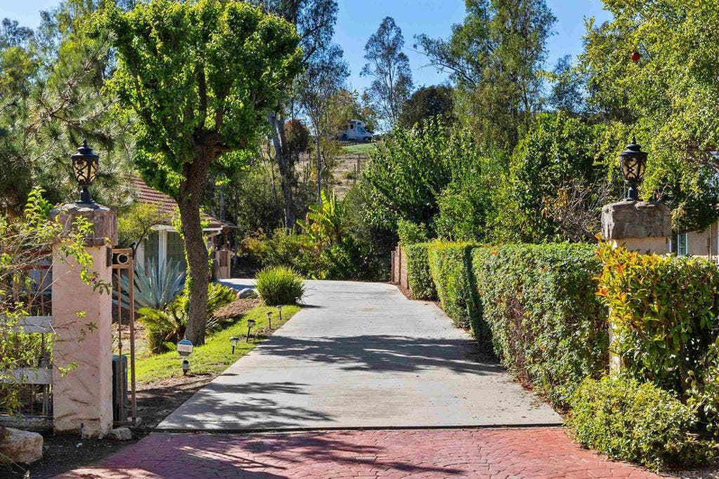 25790 Forest Dr, Escondido, CA 92026