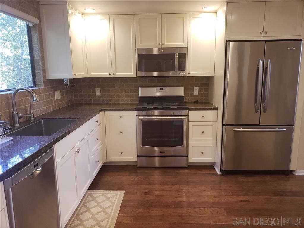 4360 Caminito Pintoresco, San Diego, CA 92108 Newer stainless steel appliances!