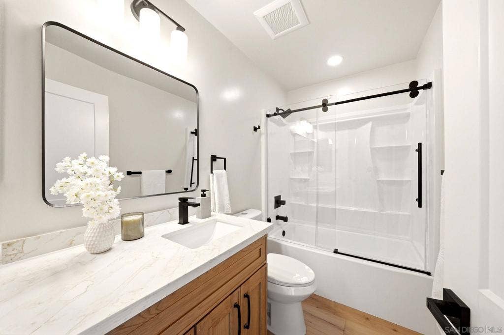 134 F St, Chula Vista, CA 91910 Primary Bath/Spa