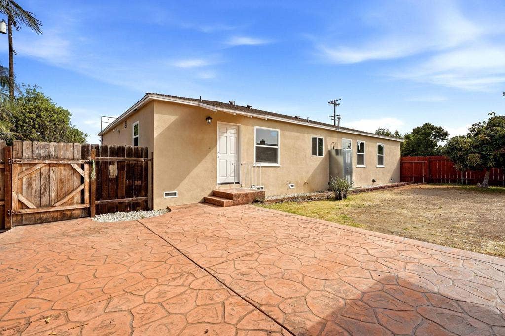 132 F St, Chula Vista, CA 91910 Entry