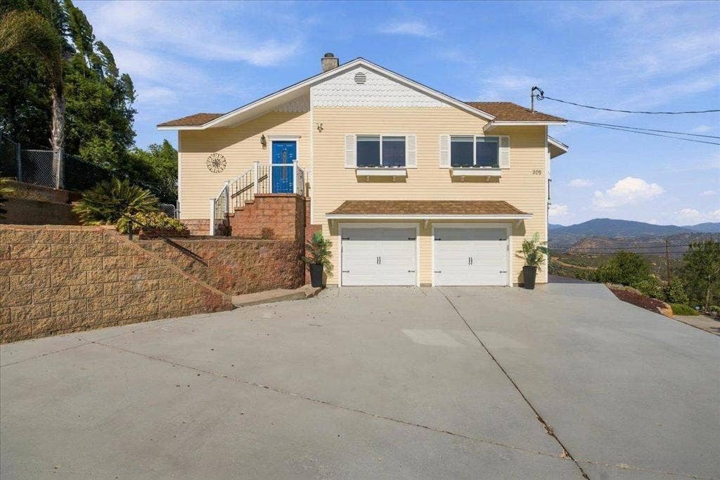 205 Highline Trail, El Cajon, CA 92021 205 Highline Trail, El Cajon, CA 92021