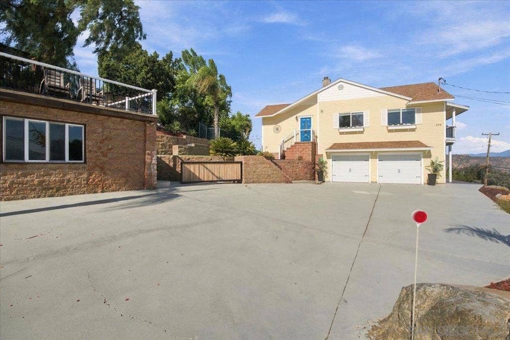 205 Highline Trail, El Cajon, CA 92021 205 Highline Trail, El Cajon, CA 92021