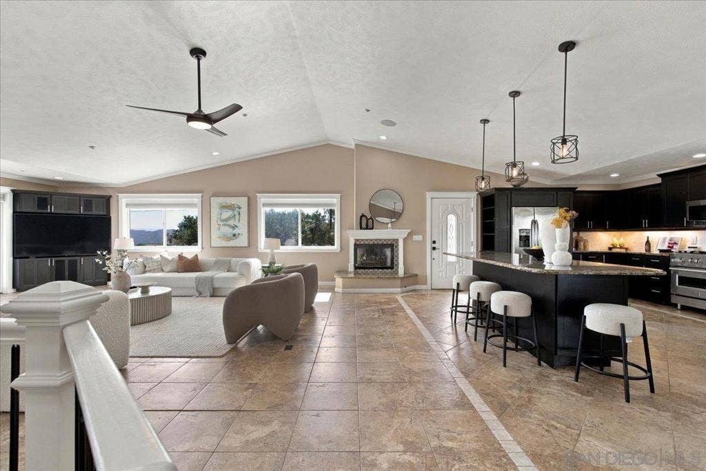 205 Highline Trail, El Cajon, CA 92021 205 Highline Trail, El Cajon, CA 92021