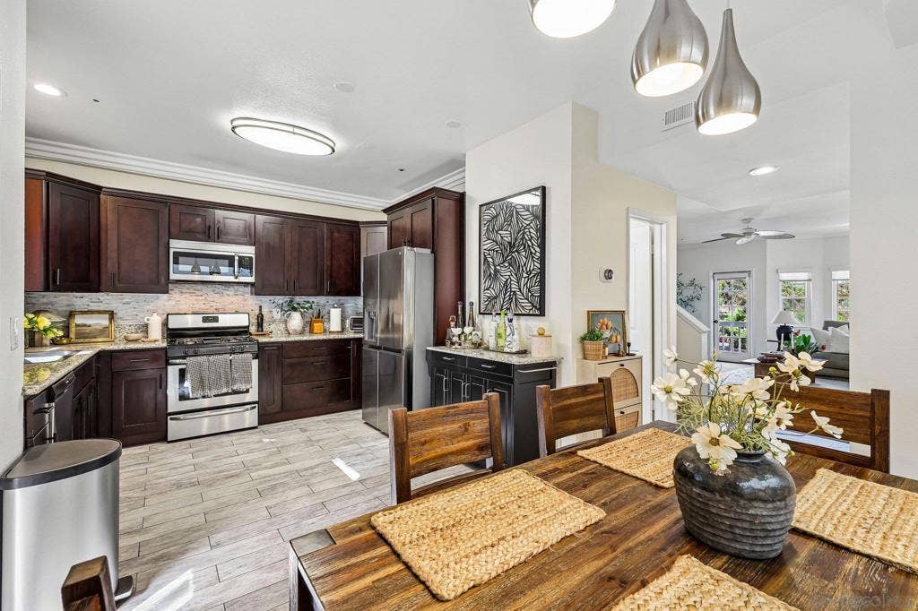 913 Vine street, Oceanside, CA 92054 913 Vine street, Oceanside, CA 92054