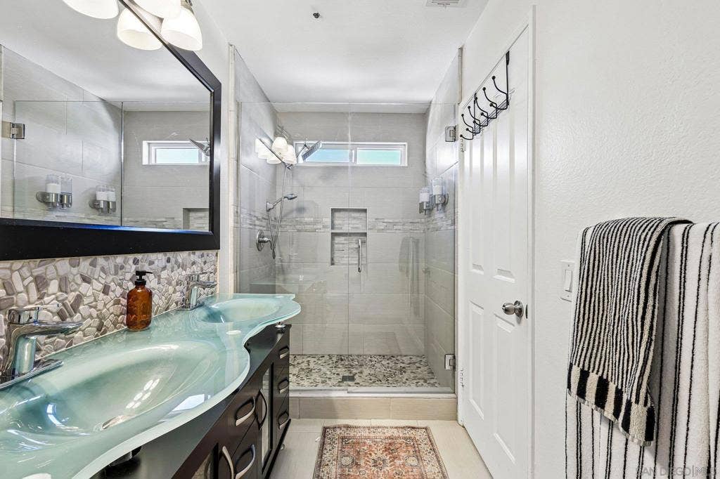 913 Vine street, Oceanside, CA 92054 913 Vine street, Oceanside, CA 92054