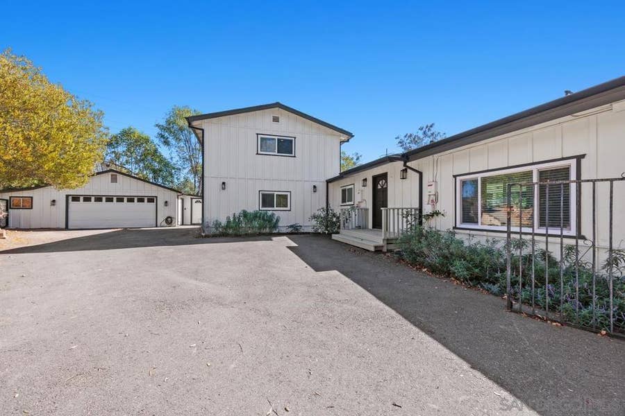 Property photo for 1162 Pebble Springs Ln, Escondido, CA