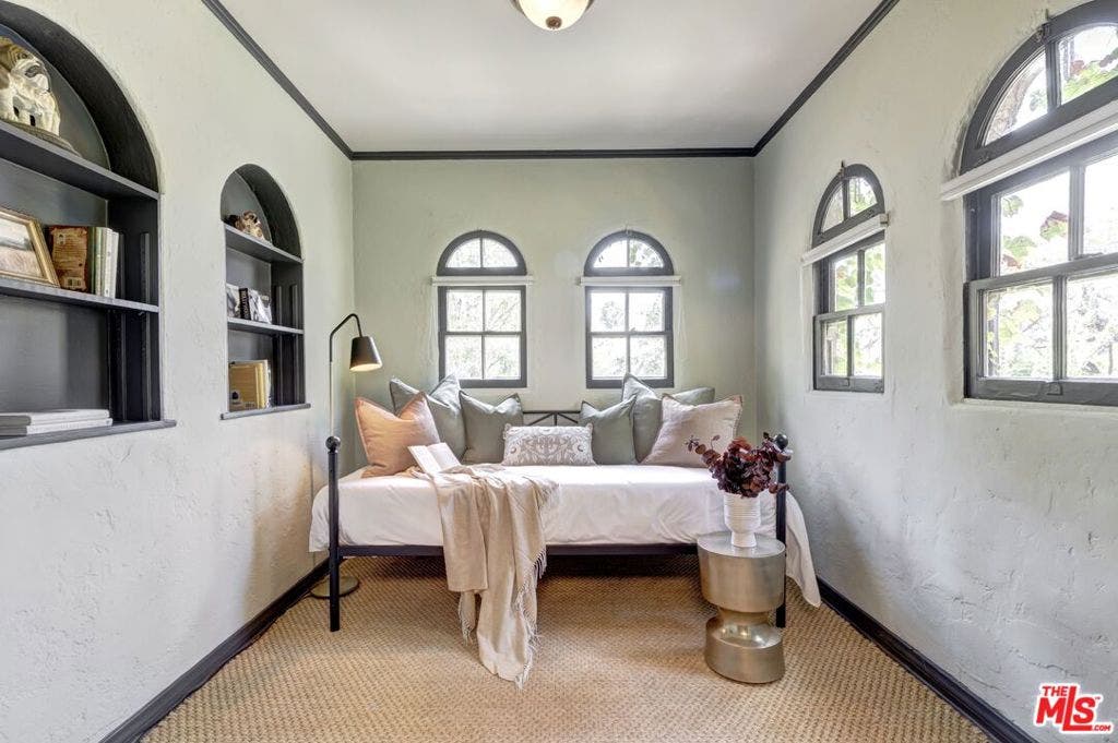 3300 N Knoll Drive, Los Angeles, CA 90068 3300 N Knoll Drive, Los Angeles, CA 90068