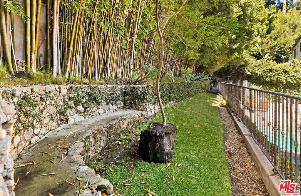 3300 N Knoll Drive, Los Angeles, CA 90068 3300 N Knoll Drive, Los Angeles, CA 90068
