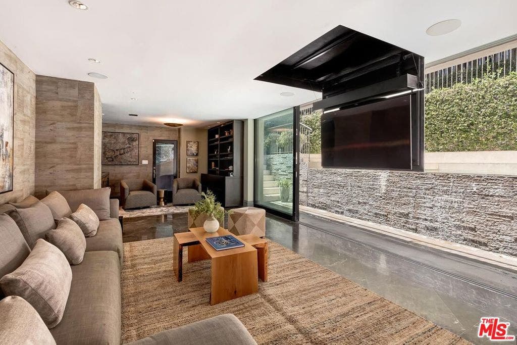 3300 N Knoll Drive, Los Angeles, CA 90068 3300 N Knoll Drive, Los Angeles, CA 90068