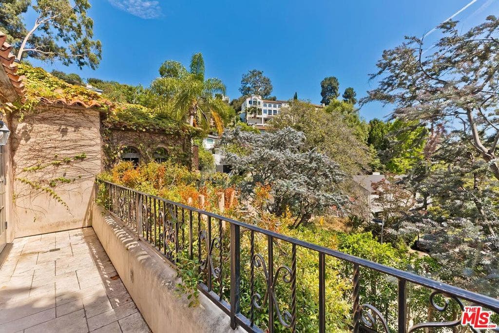 3300 N Knoll Drive, Los Angeles, CA 90068 3300 N Knoll Drive, Los Angeles, CA 90068