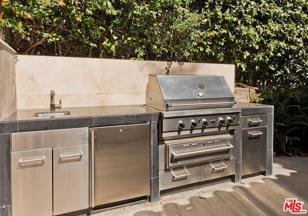 3300 N Knoll Drive, Los Angeles, CA 90068 3300 N Knoll Drive, Los Angeles, CA 90068