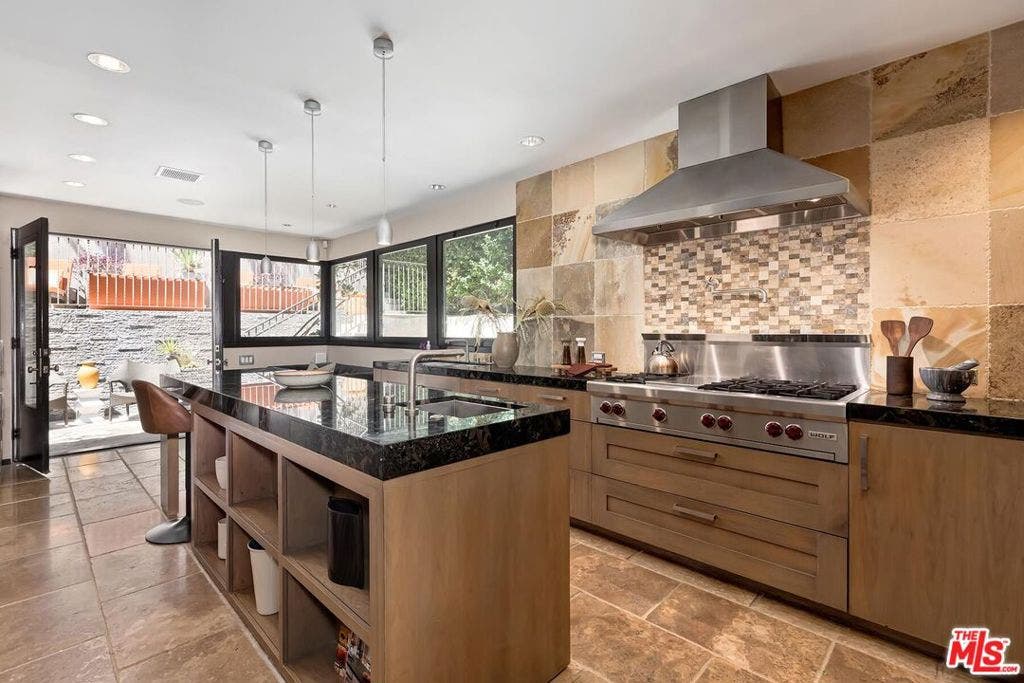 3300 N Knoll Drive, Los Angeles, CA 90068 3300 N Knoll Drive, Los Angeles, CA 90068