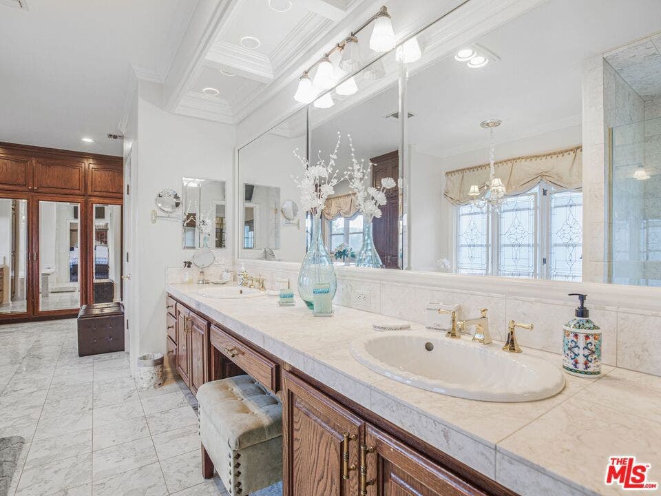 6111 County Oak Road, Woodland Hills, CA 91367 6111 County Oak Road, Woodland Hills, CA 91367